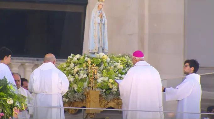 Dom José Ornelas consagrando o pontificado do papa Leão XIV a Nossa Senhora de Fátima. ?? 