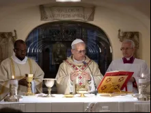 Papa Leão XIV celebrando uma missa nas Grutas do Vaticano.