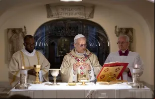 Papa Leão XIV celebrando uma missa nas Grutas do Vaticano.