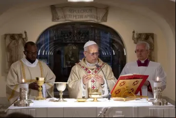 Papa Leão XIV celebrando uma missa nas Grutas do Vaticano.