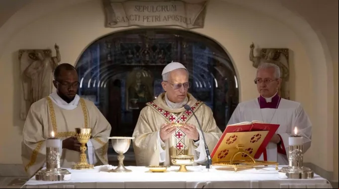 Papa Leão XIV celebrando uma missa nas Grutas do Vaticano.