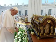 Papa Francisco em oração diante das relíquias de santa Teresinha e de seus pais, são Luís e santa Zélia Martin, no dia 7 de junho, na praça São Pedro.