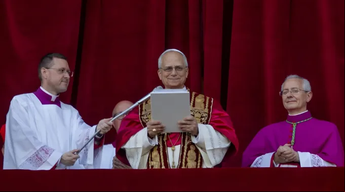 Papa Leão XIV lendo seu primeiro discurso