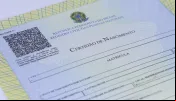 Justiça autoriza homem que se identifica como mulher registrar seu nome como mãe na certidão de nascimento do filho