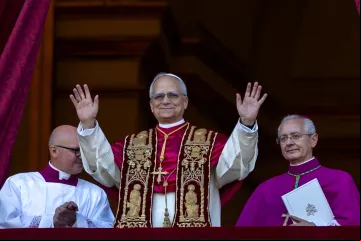 Papa Leão XIV saudando a primeira vez os fiéis
