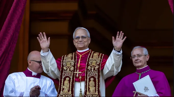 Papa Leão XIV saudando a primeira vez os fiéis