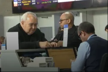 O cardeal Orani Tempesta embarca para Roma