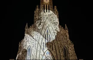 Imagem do papa Francisco projetada na Catedral de Pedra, em Canela (RS)