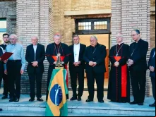 Cardeais brasileiros em oração diante de Nossa Senhora Aparecida um dia antes do início do conclave