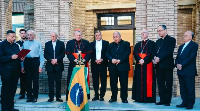 Cardeais brasileiros em oração diante de Nossa Senhora Aparecida