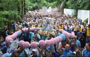 Procissão ao convento de Nossa Senhora da Penha, em Vitória (ES), no encontro capixaba do Terço dos Homens