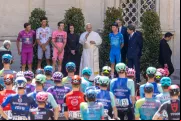 Papa Leão XIV fala hoje (1) a ciclistas do Giro d'Itália no Vaticano.