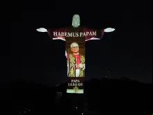 Projeção do Habemus Papam na estátua do Cristo Redentor no Rio de Janeiro (RJ).