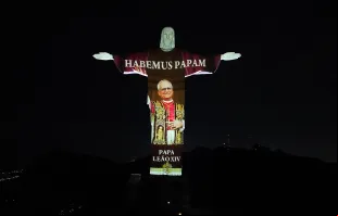 Projeção do Habemus Papam na estátua do Cristo Redentor no Rio de Janeiro (RJ).