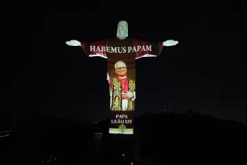 Projeção do Habemus Papam na estátua do Cristo Redentor no Rio de Janeiro (RJ).