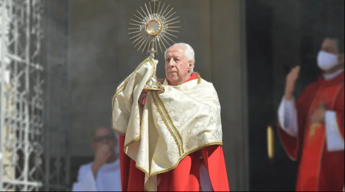 Dom Gil Antônio Moreira, arcebispo de Juiz de Fora, com o Santíssimo Sacramento. ?? 