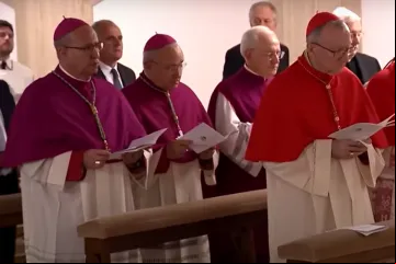 Dom Ilson de Jesus Montanari é o primeiro à esquerda no segundo banco da Capela da Casa Santa Marta no rito de constatação da morte do papa Francisco em 21 de abril de 2025.
