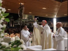 O arcebispo de Porto Alegre (RS), dom Jaime Spengler, abençoa nova cruz na Capela das Aparições em Fátima, Portugal.