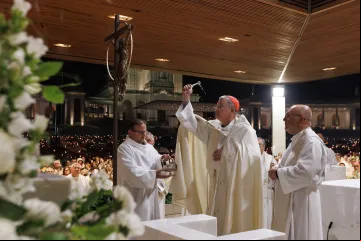 O arcebispo de Porto Alegre (RS), dom Jaime Spengler, abençoa nova cruz na Capela das Aparições em Fátima, Portugal.