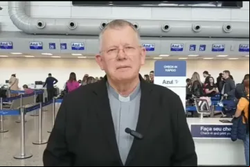 O arcebispo de Porto Alegre, dom Jaime Spengler, antes de embarcar para Roma em 22 de abril de 2025.