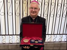 Dom Mário Marquez com as relíquias de santa Teresinha do Menino Jesus, são Luís Martin e santa Zélia Guérin