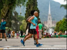 Ultramaratonista Alexandre Dias corre na Praça da Liberdade, em Petrópolis (RJ)