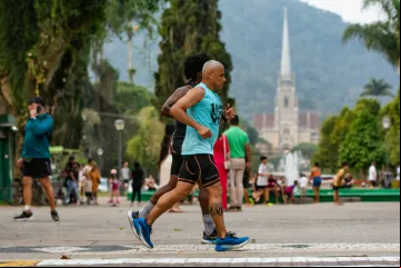 Ultramaratonista Alexandre Dias corre na Praça da Liberdade, em Petrópolis (RJ)