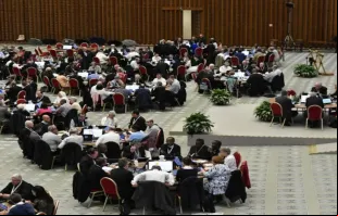 Delegados do Sínodo da Sinodalidade se reúnem em mesas redondas de discussão em 21 de outubro de 2023.