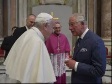 Papa Francisco cumprimenta o então príncipe Charles na canonização de são João Henry Newman no Vaticano em 13 de outubro de 2019.
