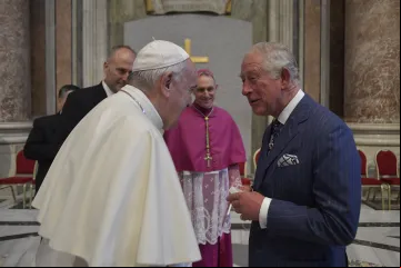 Papa Francisco cumprimenta o então príncipe Charles na canonização de são João Henry Newman