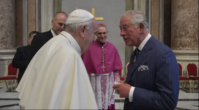 Papa Francisco cumprimenta o então príncipe Charles na canonização de são João Henry Newman ?? 