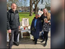 Voluntários rezam em vigília em clínica de aborto em Ealing, oeste de Londres, Reino Unido, local da primeira "zona-tampão" no Reino Unido. Eles são impedidos por lei de estar a menos de 500 metros da clínica, mais do que os 150 metros impostos pela lei do país em outubro do ano ado.