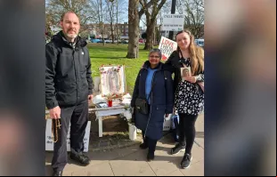 Voluntários rezam em vigília em clínica de aborto em Ealing, oeste de Londres, Reino Unido, local da primeira "zona-tampão" no Reino Unido. Eles são impedidos por lei de estar a menos de 500 metros da clínica, mais do que os 150 metros impostos pela lei do país em outubro do ano ado.