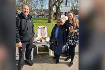 Voluntários rezam em vigília em clínica de aborto em Ealing, Reino Unido