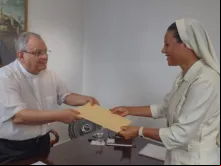 Dom Joel Portella Amado recebe documento para abertura do processo de beatificação de padre Siqueira