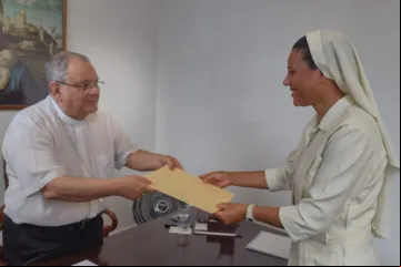 Dom Joel recebe documento para abertura do processo de beatificação de padre Siqueira