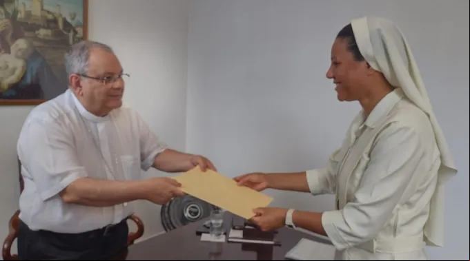 Dom Joel recebe documento para abertura do processo de beatificação de padre Siqueira