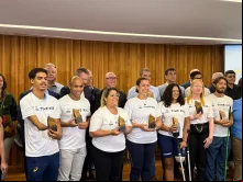 Atletas paralímpicos com o bispo-auxiliar de Brasília, dom Ricardo Hoepers, secretário-geral da CNBB.