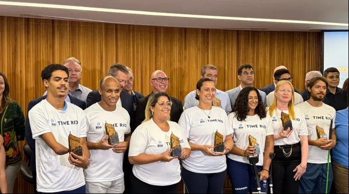 Atletas do Time Rio com dom Ricardo Hoepers. ?? 