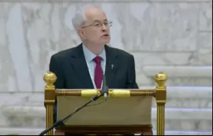 O padre e teólogo australiano Ormond Rush em discurso ontem (23) na assembleia geral do Sínodo da Sinodalidade em, na sala Paulo VI, no Vaticano.