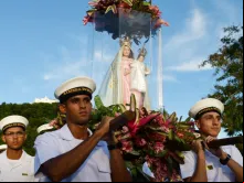 Marinheiros carregam imagem de Nossa Senhora da Penha até o altar