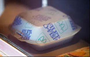 Recipiente do Filet-o-Fish do McDonald's com marca azul e verde.