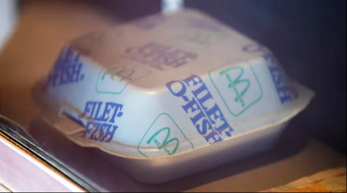 Recipiente do Filet-o-Fish do McDonald's com marca azul e verde ?? 