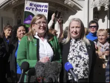 Susan Smith e Marion Calder, co-diretoras da For Women Scotland, comemoram ontem (16) com ativistas do lado de fora da Suprema Corte do Reino Unido em Londres, depois que os termos "mulher" e "sexo" na Lei da Igualdade foram decididos para se referir a uma mulher e sexo naturais.