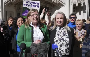 Susan Smith e Marion Calder, co-diretoras da For Women Scotland, comemoram ontem (16) com ativistas do lado de fora da Suprema Corte do Reino Unido em Londres, depois que os termos "mulher" e "sexo" na Lei da Igualdade foram decididos para se referir a uma mulher e sexo naturais.