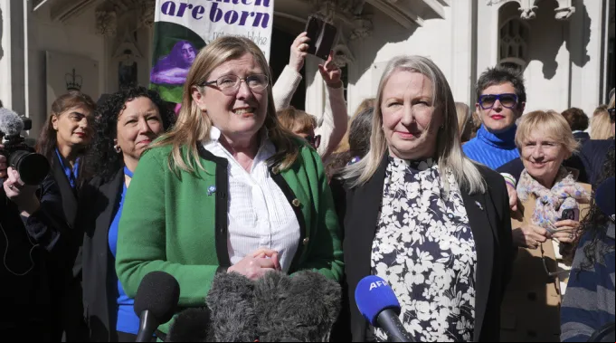 Susan Smith e Marion Calder comemoram com ativistas do lado de fora da Suprema Corte do Reino Unido ?? 