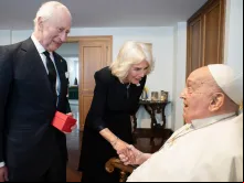 Encontro do papa ontem (9) com o rei Carlos III e a rainha Camila da Inglaterra na Casa Santa Marta, no Vaticano.