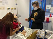 Padre Fábio Vieira leva as relíquias de Carlo Acutis ao Centro Boldrini em Campinas (SP).