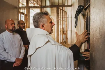 Frei João de Deus leva santa Teresinha nas celas do presídio de Caratinga (MG).