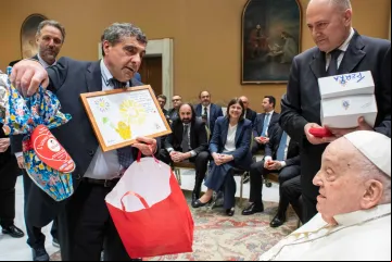 Papa Francisco recebe ovo de Páscoa em audiência com a equipe do Hospital Agostino Policlínico Gemelli
